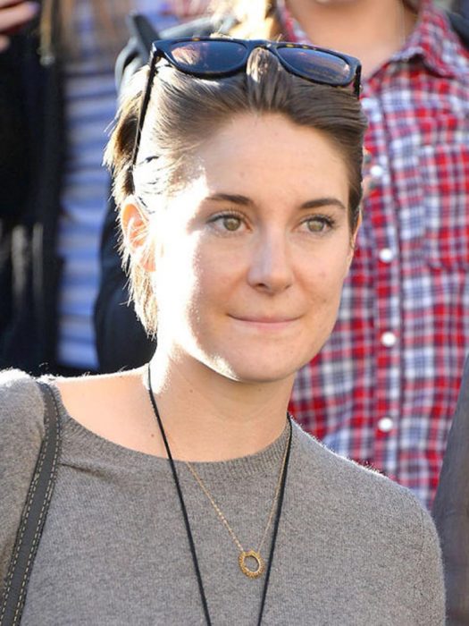 shailene woodley usando lentes de sol y sudadera gris 