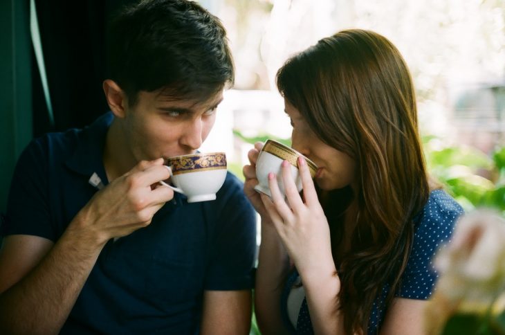 Chica tomando un café con un chico 