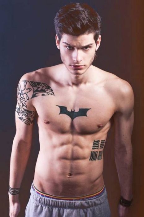 Chico con tatuaje de batman en el pecho 