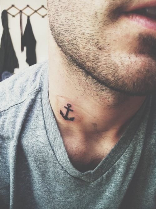 Chico con tatuaje de ancla en el cuello 