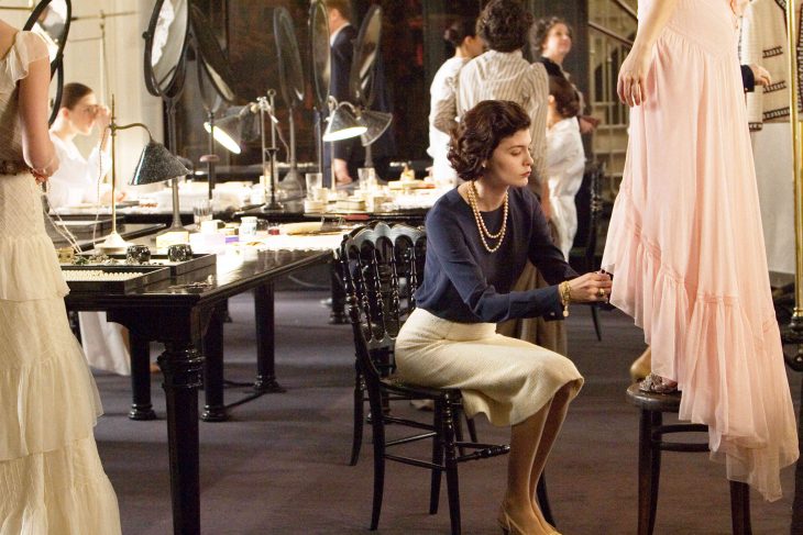 Escena de la película coco before chanel audry tatou cociendo un vestido 