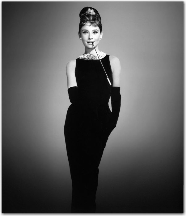 Audrey hepburn usando un vestido color negro creado por chanel 