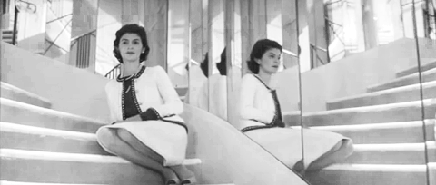 GIF Escena de la película Coco before chanel Audrey tatp sentada en las escaleras 