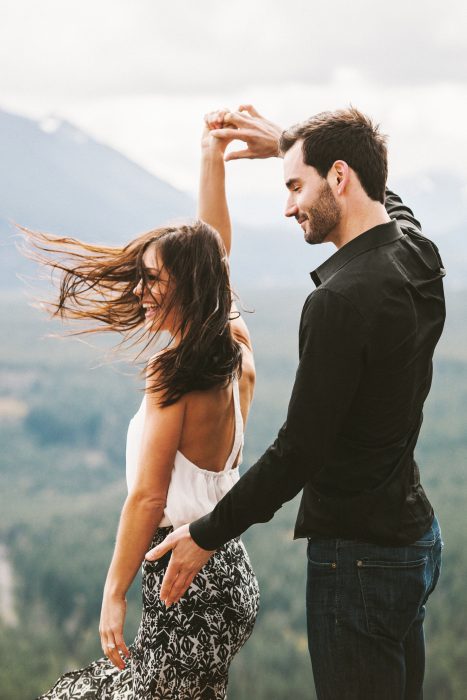 Pareja de novios bailando 