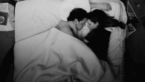 Gif pareja recostada en la cama durmiendo 