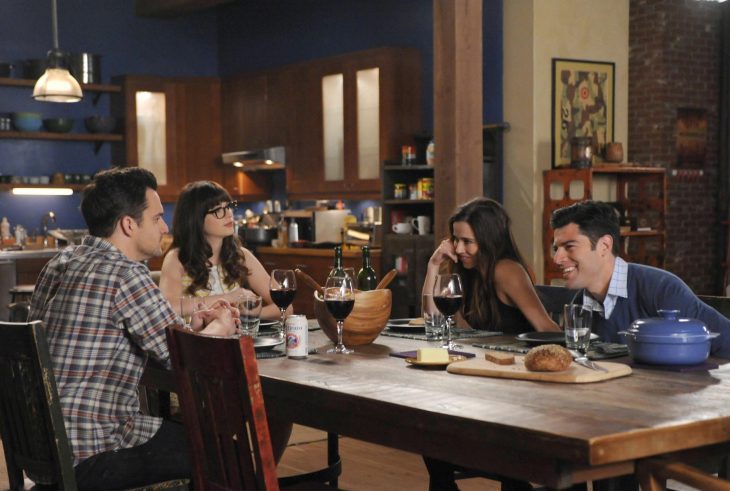 Escena de la serie new girl amigos sentados en la mesa 