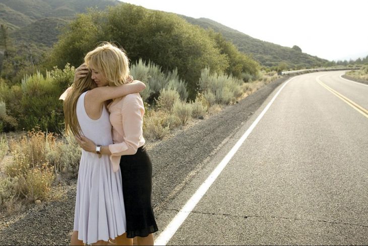 Chicas abrazándose en la carretera 