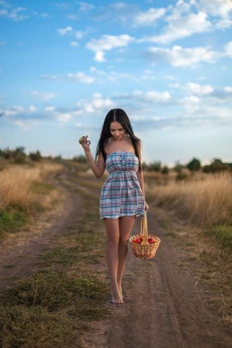 Chica caminando descalza 