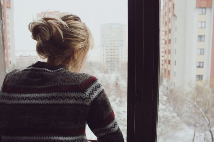 chica mirando por la ventana