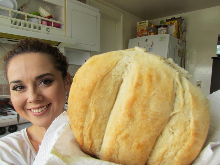 mujer sosteniendo un bolillo en la mano 