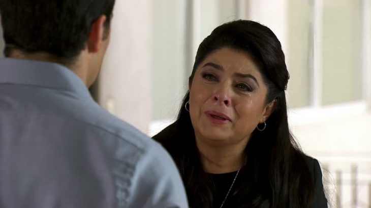 Victoria ruffo llorando frente a un hombre en una telenovela 