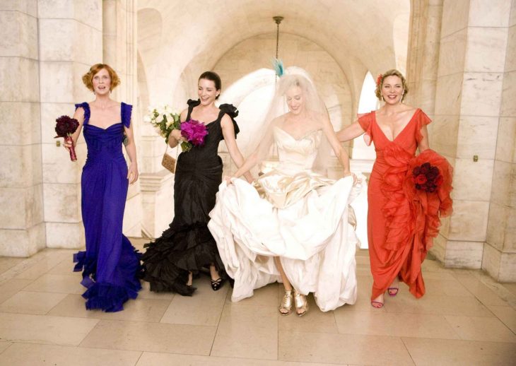 Carrie bradshaw junto a sus amigas el día de su boda con mr. big