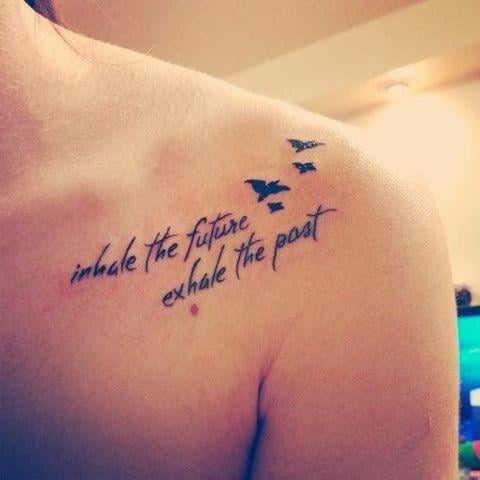chica que está mostrando su tatuaje de una frase en su hombro 