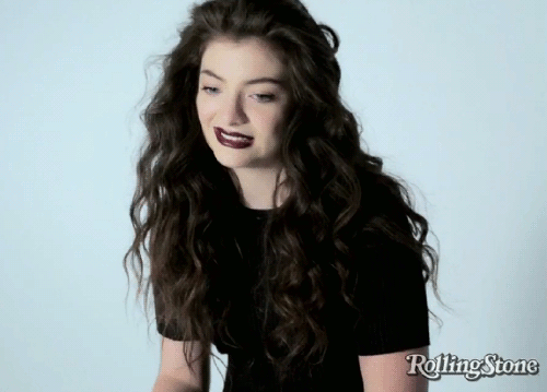Cantante Lorde intentando sonreír en medio de una entrevista 