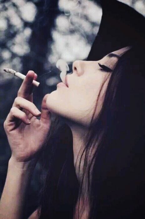 Chica fumando un cigarrillo 