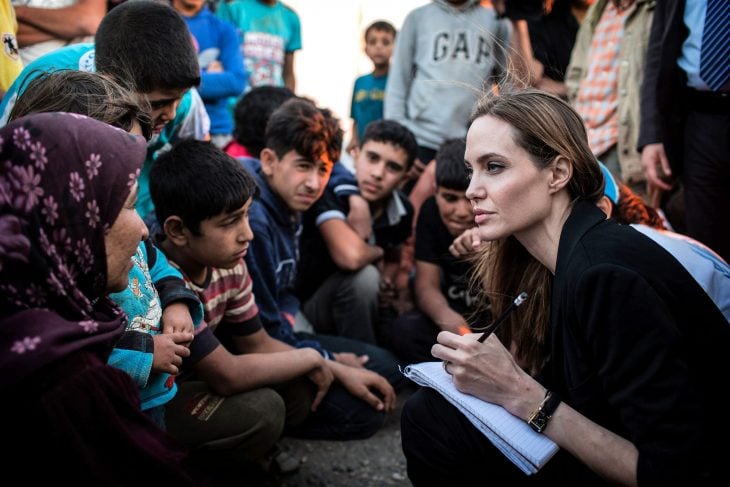 Angelina jolie junto a unos niños a los que apoya en brigadas de la UNICEF