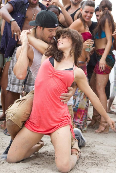 Escena de la película step up pareja bailando en la calle 