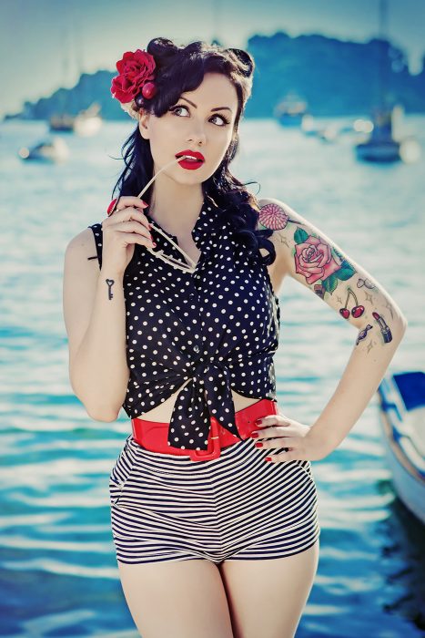 Chica pin up con tatuajes 