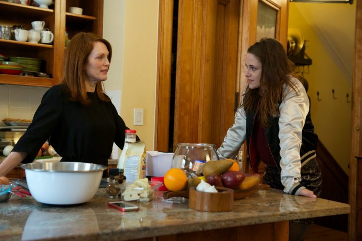 juliane more y kristen stwart en la película siempre alice conversando en la cocina de una casa 