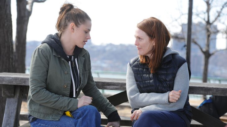 Escena de la película still alice madre e hija sentadas en una banca conversando 