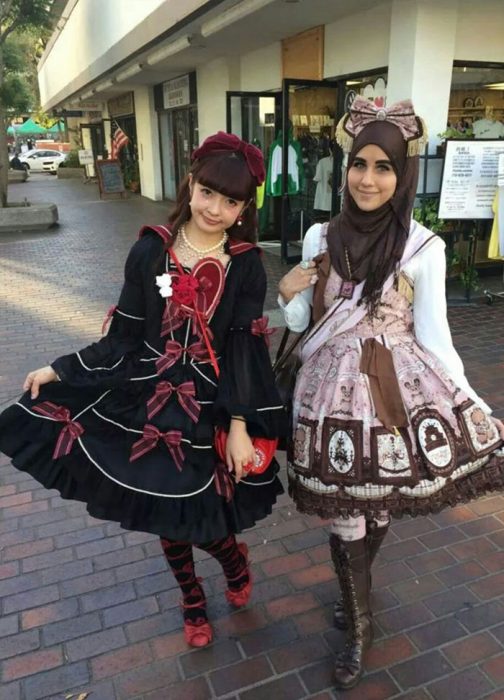 Chicas usando vestidos de color chocolat hasta la rodilla, mayas y botas de color café y hijab con moños en la cabeza 