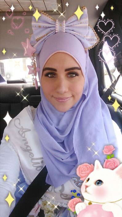 Chica usando un hijab de color morado con un moño gigante en su cabeza 