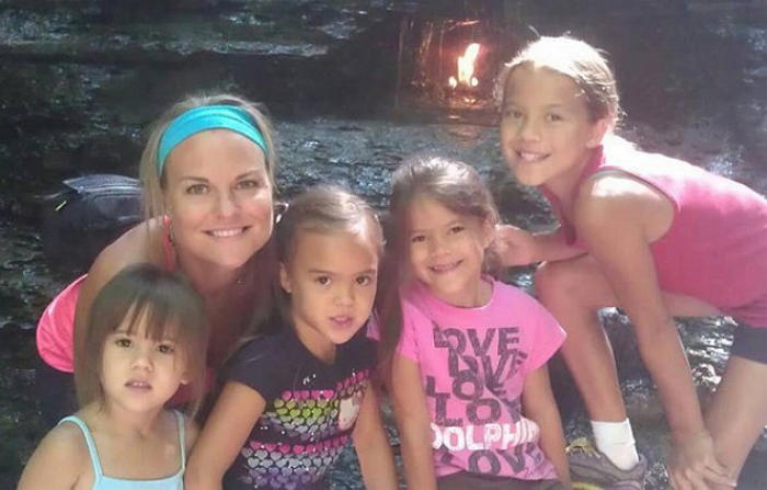 Elizabeth Diamond con sus 4 hijas
