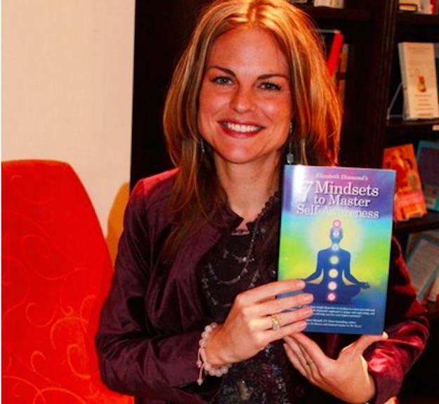 Elizabeth Diamond con un libro