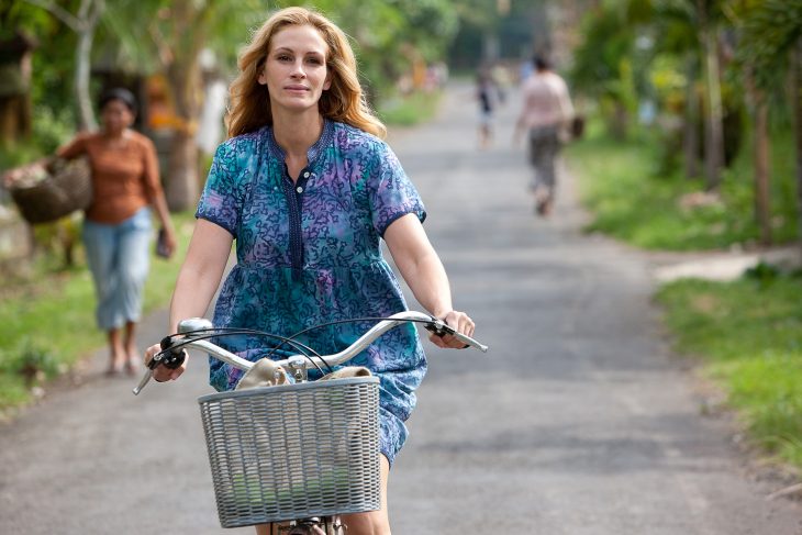 Julia Roberts en una escena de la película crece reza y ama en una bicicleta paseando 
