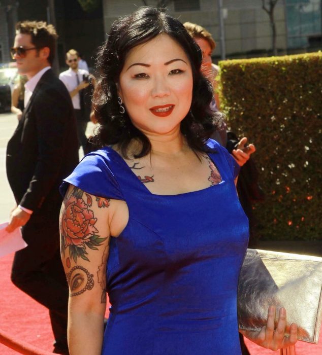 Comediante Margaret Cho posando en una alfombra roja 