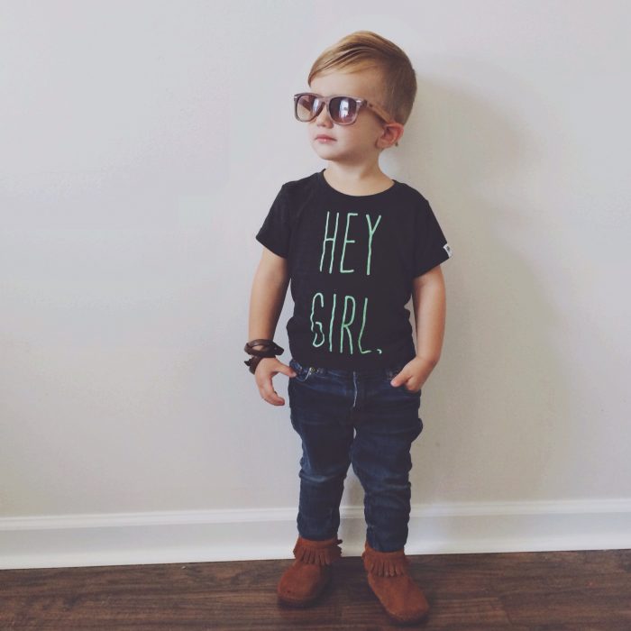 Niño con camisa negra pantalón de mezclilla y lentes obscuros 