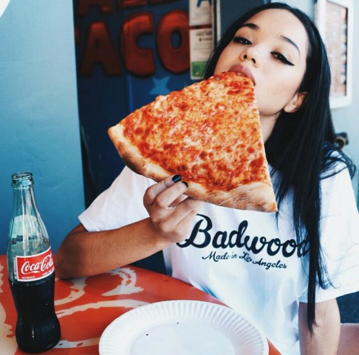 Pizza comiendo una gran rebanada de pizza 