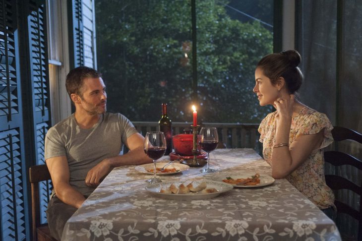 Escena de la película lo mejor de mi, pareja cenando 