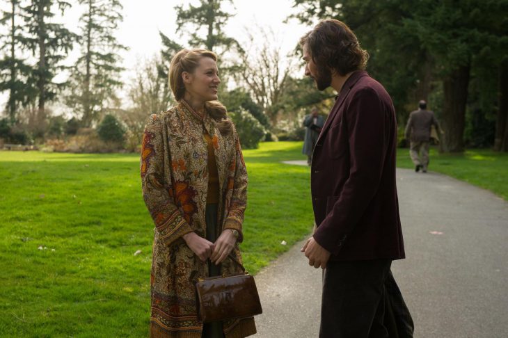 Escena de la película el secreto de adeline pareja caminando por el parque 