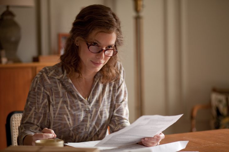 Sandra Bullock leyendo unas hojas