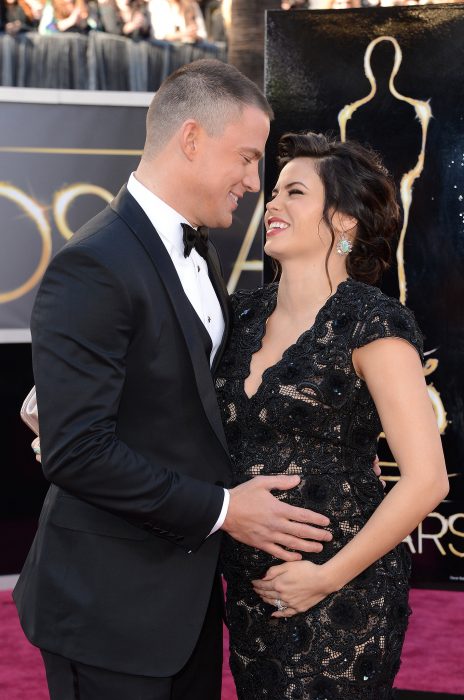 Channing tatum junto a su esposa en la alfombra roja de los oscar