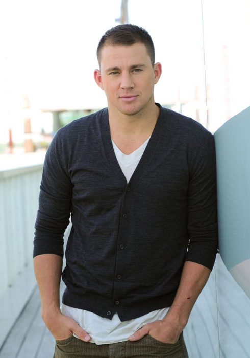 Chaning tatum recargado sobre una pared 