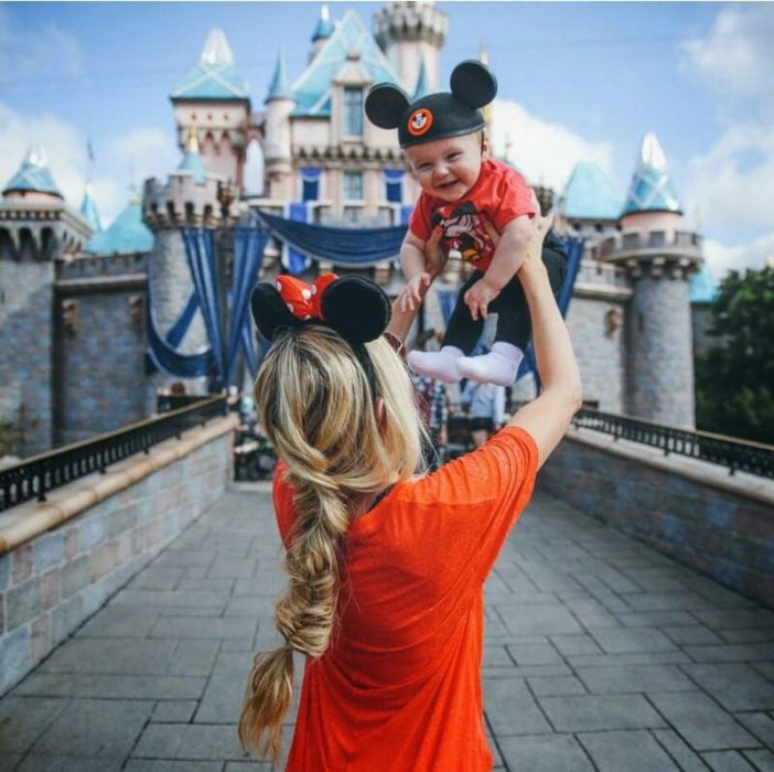 Chica y bebé en Disneyland 