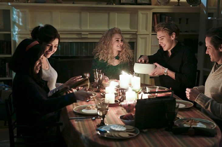 Escena de la serie Carrie Diaries familia cenando 