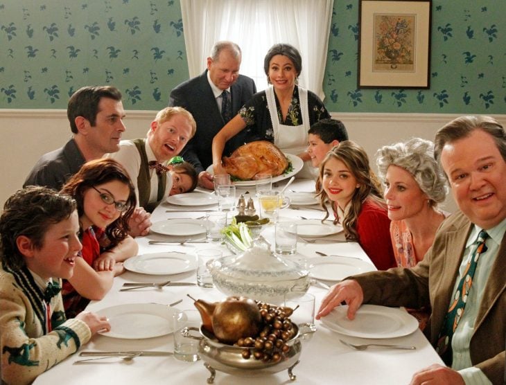 Escena de la serie modern family cena de navidad 