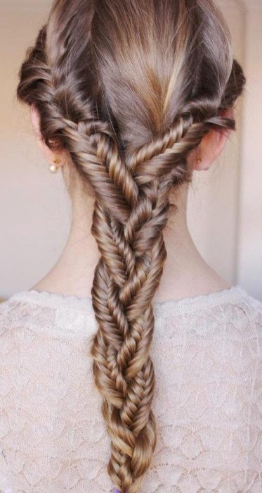 Chica con una trenza de espiga 