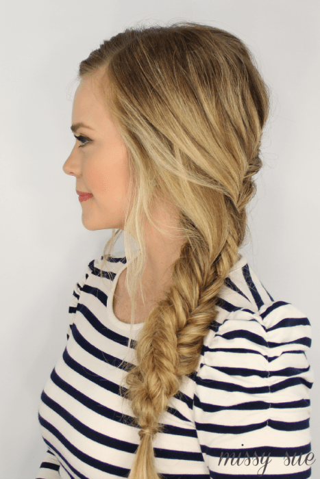 Chica con una blusa de rayas con una trenza de lado 