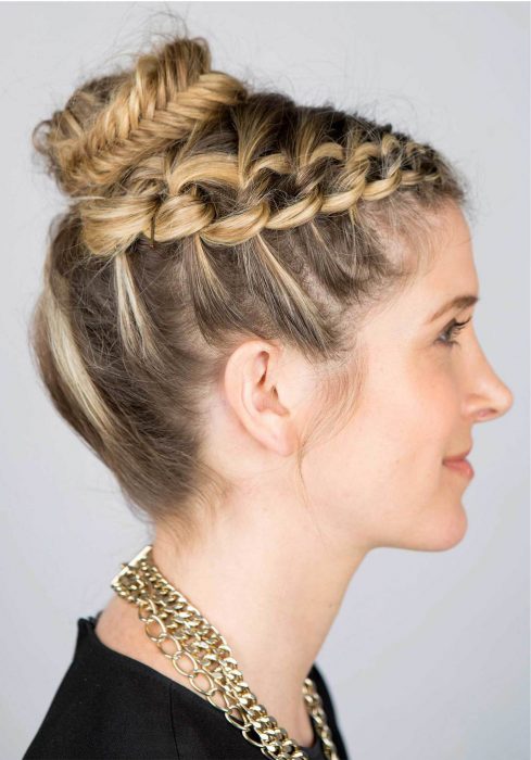 chica modelando una trenza en su cabello 