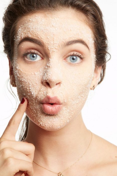 chica con exfoliante en la cara 