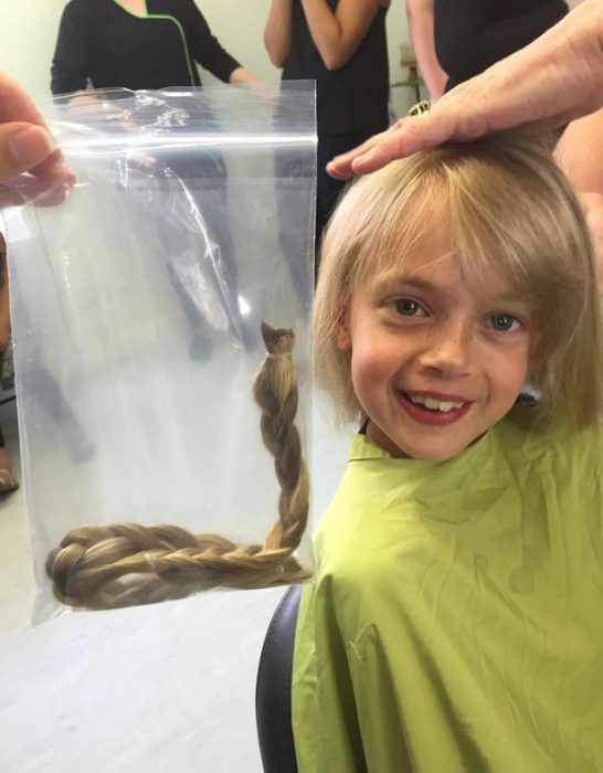 NIña con el cabello cortado y puesto en una bolsa 