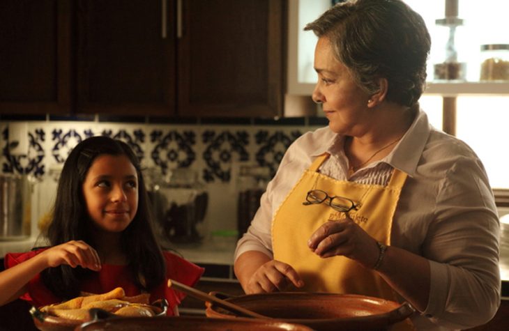 Abuela y su nieta cocinando 