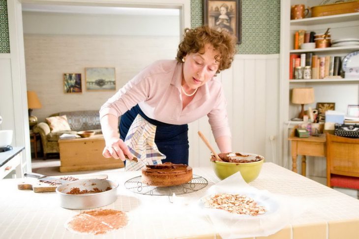 Escena de la película julie and julia meryl streep cocinando 