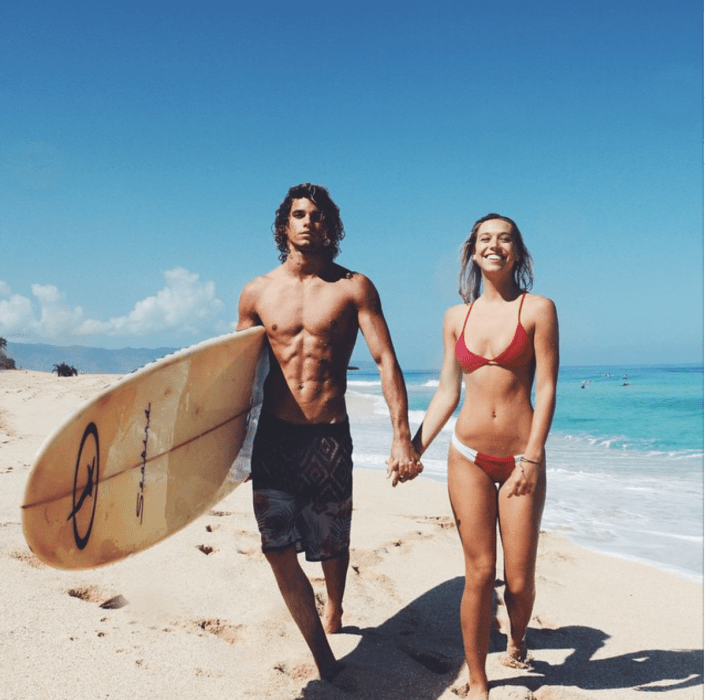 pareja caminando en la playa