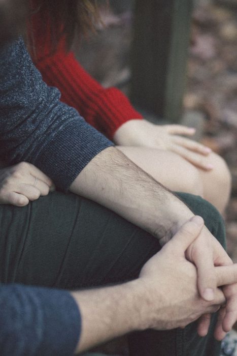 pareja tomados de las manos