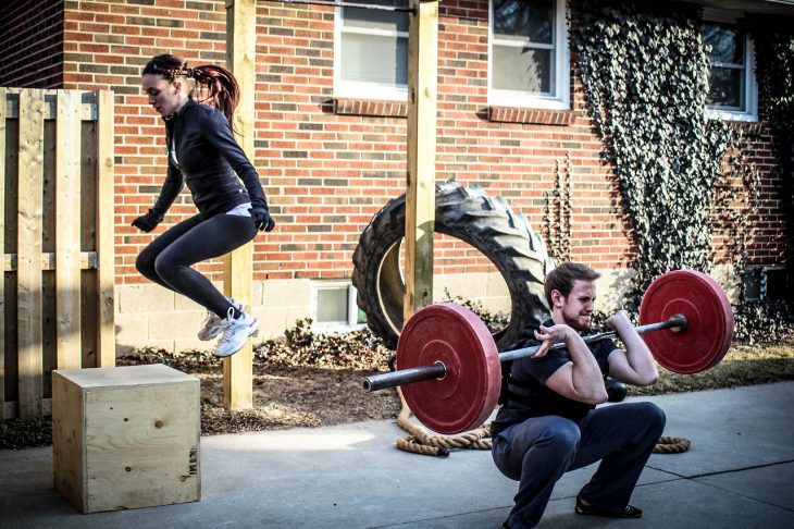 pareja haciendo crossfit